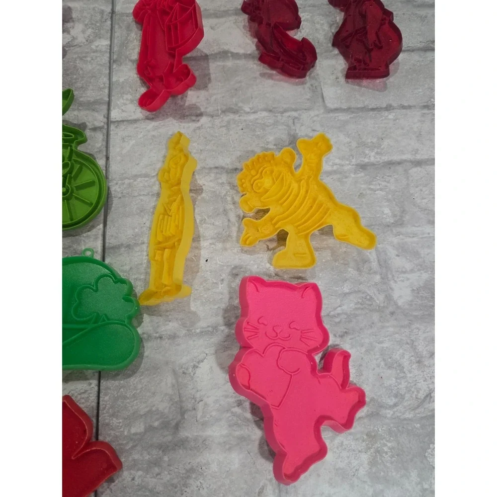 Vtg Mixed Lot Looney Tunes Sesame Street 14 Cookie Cutters Peanuts Baking Crafts